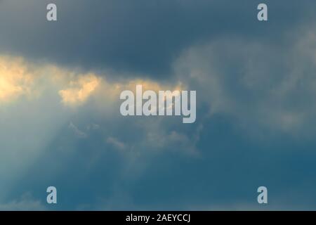 Düster dramatische dunkelblau gelb grün stürmischen Sonnenuntergang mit Sonnenstrahlen skyscape cloudscape closeup in Blacksburg, Virginia Stockfoto