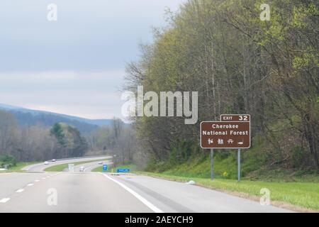 Smoky Mountains in North Carolina und Tennessee mit bewölktem Himmel auf South 25 Autobahn Straße und Zeichen für Cherokee National Forest Stockfoto