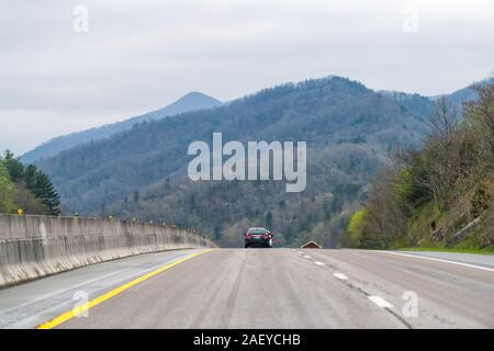 Erwin, TN Smokey Mountains in Tennessee mit bewölkt bewölkten Tag auf steilen Autobahn Straße und Verkehr Autos Stockfoto