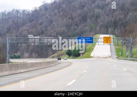 Smoky Mountains, in der Nähe von Asheville, North Carolina, Tennessee border i 26 Highway mit Verkehr Autos Stockfoto