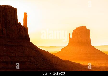 Ansicht Nahaufnahme des berühmten Mesa butte Formationen mit rot orange Rock Farbe am Horizont im Monument Valley Canyons bei Sonnenaufgang im Arizona Stockfoto