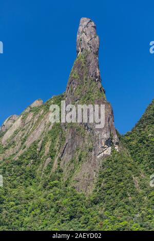 Schöne Landschaft von dramatischen Rocky Mountains auf grünen Regenwald in Serra dos Órgãos, Rio de Janeiro, Brasilien Stockfoto