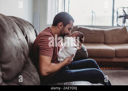 Bärtige Vater Verklebung mit Neugeborenes im weißen Decke gewickelt Stockfoto