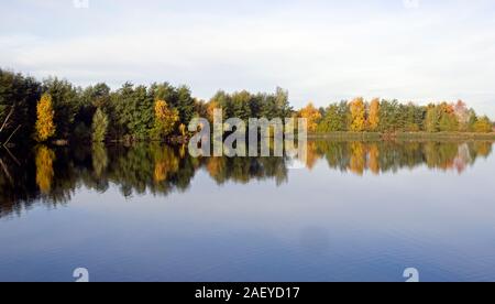 Norden Höhle Feuchtgebiete im Herbst Stockfoto