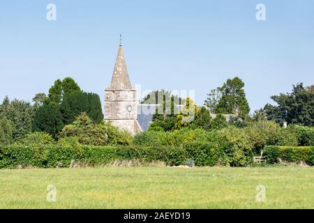 Hilperton, Wiltshire 18. September 2019 ein Blick auf die St. Michaels und alle Engel die Kirche des Dorfes Hilperton Stockfoto