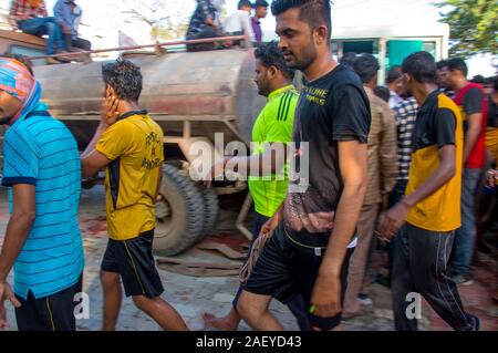 AMRAVATI, MAHARASHTRA, Indien - 8. SEPTEMBER 2018: die Masse der jungen Menschen Spaß und Tanz in der "Govinda" an Dahi Handi festival Gott K zu feiern. Stockfoto