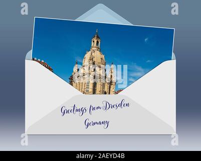Eine geöffnete Umschlag mit einem Foto und Bildunterschrift Grüße aus. Blick auf die Kirche Unserer Lieben Frau, gesehen vom Neumarkt - Platz, Dresden, Sachsen, Deutschland, Stockfoto