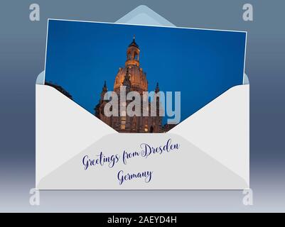 Eine geöffnete Umschlag mit einem Foto und Bildunterschrift Grüße aus. Blick auf die Kirche Unserer Lieben Frau, gesehen vom Neumarkt - Platz, Dresden, Sachsen, Deutschland Stockfoto