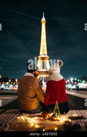 Romantisches Paar toasten Champagner vor dem Eiffelturm Stockfoto