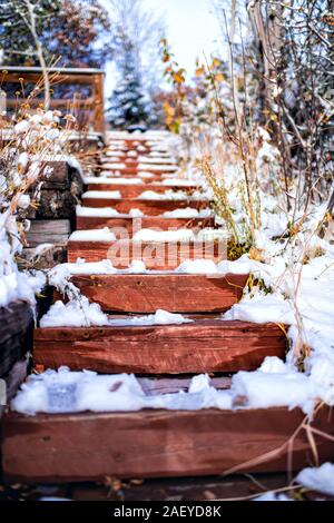 Anlage Landschaftsgestaltung im Winter Schnee bedeckt Terrassen entlang der steilen Stufen hinauf mit niemand Architektur der Garten im Hinterhof des Hauses in Colorado Stockfoto