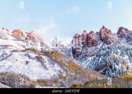 Kastanienbraune Glocken in Aspen, Colorado roten Bergen bei Sonnenaufgang mit Snow Peaks im Spätherbst und Winter Nebel Nebel Bedeckt Stockfoto