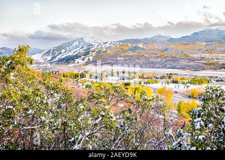 Aspen Colorado berge Brüllengabel-senke hohen Winkel Ausblick auf den kleinen Flughafen während Herbst Herbst Jahreszeit mit Schnee bedeckt baum laub Stockfoto
