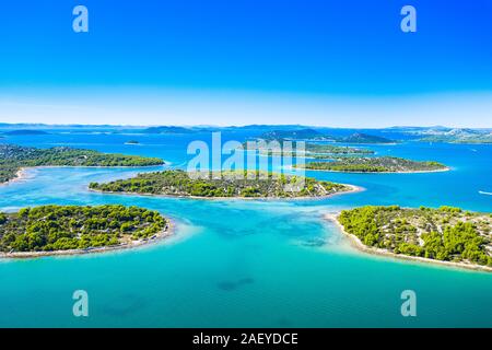 Kroatische Küste, die kleinen Inseln im Archipel Murter, Luftaufnahme von türkisfarbenen Buchten von Drone, touristische Paradies auf der Adria Stockfoto