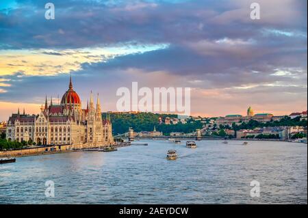 Das ungarische Parlament Gebäude auf der Donau in Budapest Ungarn bei Sonnenuntergang. Stockfoto