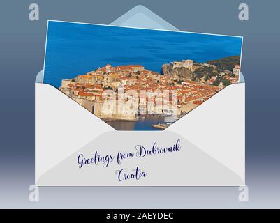 Eine geöffnete Umschlag mit einem Foto und Bildunterschrift Grüße aus. Blick vom Mount Srd auf die Altstadt von Dubrovnik, Dalmatien, Kroatien, Europa Stockfoto