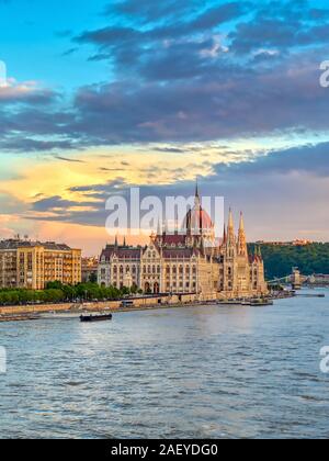 Das ungarische Parlament Gebäude auf der Donau in Budapest Ungarn bei Sonnenuntergang. Stockfoto