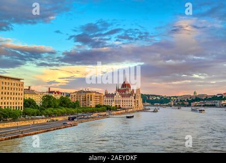 Das ungarische Parlament Gebäude auf der Donau in Budapest Ungarn bei Sonnenuntergang. Stockfoto