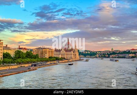 Das ungarische Parlament Gebäude auf der Donau in Budapest Ungarn bei Sonnenuntergang. Stockfoto