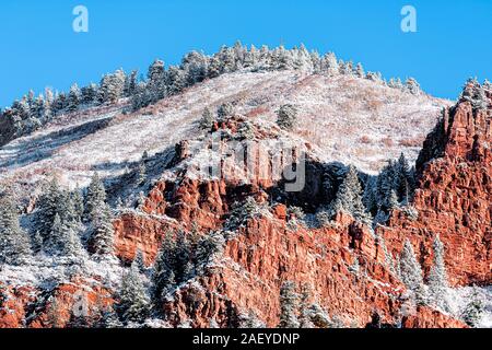 Maroon Bells Bereich in Aspen, Colorado mit Nahaufnahme des Orange rocky mountain Cliff im Schnee nach dem Winter im Herbst 2019 eingefroren Stockfoto