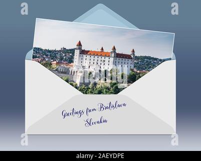 Eine geöffnete Umschlag mit einem Foto und Bildunterschrift Grüße aus. Die Burg von Bratislava in Bratislava, die Hauptstadt der Slowakei in Europa Stockfoto