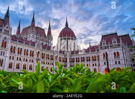 Das ungarische Parlament Gebäude auf der Donau in Budapest Ungarn bei Sonnenuntergang. Stockfoto