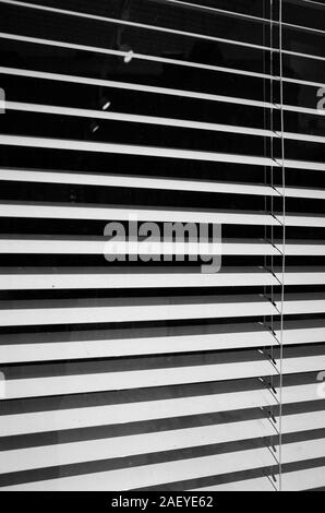 Abstrakte Sicht auf Fenster mit Rollos Stockfoto