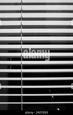 Abstrakte Sicht auf Fenster mit Verschluss Stockfoto