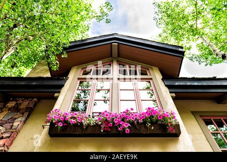 Vail europäischen Swiss Style resort Town House home Gebäude Fenster Fassade mit Blumenschmuck in Colorado Low Angle View Stockfoto