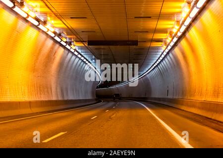 Autobahn Straße in der Nähe von Glenwood Springs Canyon in Colorado mit langen Exposition von Licht im Tunnel mit Farbe und wird orange, und Auto Stockfoto