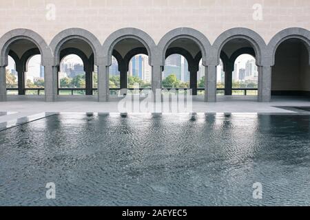 Bögen und Brunnen im Museum für Islamische Kunst in Doha Stockfoto