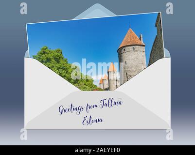 Eine geöffnete Umschlag mit einem Foto und Bildunterschrift Grüße aus. Türme und die Stadtmauer mit den Türmen Square, Tallinn, Estland, Europa Stockfoto