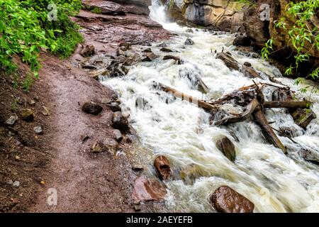 Hays Creek Falls Wasserfall Trail in Redstone, Colorado im Sommer mit reissenden Fluss Wasser aus Schneeschmelze Hochwasser- und roten Felsen lange Belichtung Stockfoto