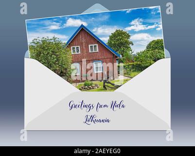 Eine geöffnete Umschlag mit einem Foto und Bildunterschrift Grüße aus. Typisches Haus in Nida. Nida (Nidden) ist ein Dorf in Litauen; Europa Stockfoto
