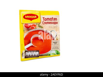 Italien - November 8, 2019: Deutsche Paket der entwässerten Tomaten Suppe bereit, von der Marke Maggi gekocht zu werden Stockfoto