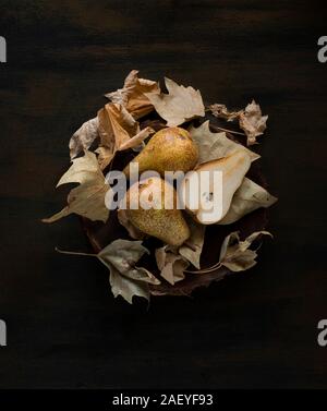Herbstliche Hintergrund mit getrockneten Blättern und Birnen Stockfoto