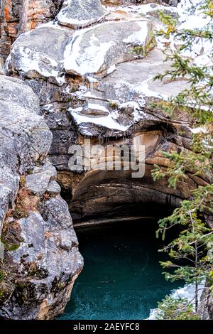 Independence Pass rocky mountain Detailansicht der Grotten Cave Pool in der Nähe von Scenic Byway am Morgen in der Nähe von Aspen, Colorado nach gefrorener Schnee Stockfoto