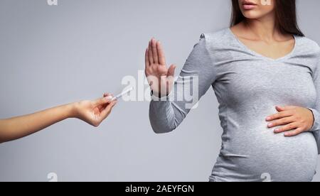 Rauchen und Schwangerschaft. Schwangere Frau ablehnen, Zigarette, grau panorama Hintergrund mit freien Platz zu nehmen Stockfoto