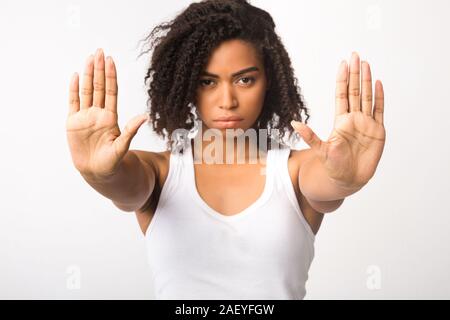 Verweigerung Konzept. Schwere afrikanische amerikanische Frau, die die Hand Geste auf weißem Hintergrund Stockfoto