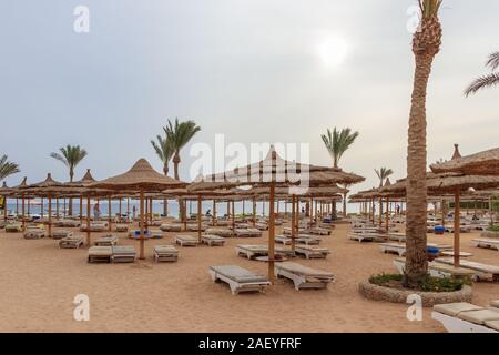 Hurghada, Ägypten bis zum 15. April 2019: Strand am Roten Meer in Hurghada, Ägypten Stockfoto