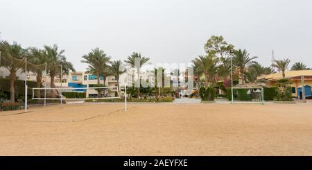 Hurghada, Ägypten bis zum 15. April 2019: Beach Volleyball und Fußballplatz am Roten Meer in Hurghada, Ägypten Stockfoto