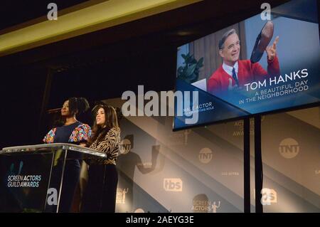 West Hollywood, Vereinigte Staaten. 11 Dez, 2019. Schauspielerinnen Danai Gurira (L) und America Ferrera verkünden Nominierungen auf der Bühne für die 26. jährlichen SAG Awards im Pacific Design Center in West Hollywood, Kalifornien am Mittwoch, 11. Dezember 2019. Die Gewinner werden im Rahmen einer national live Simulcast auf TNT und TBS am Sonntag, 19. Januar 2020 bekannt gegeben. Foto von Jim Ruymen/UPI Quelle: UPI/Alamy leben Nachrichten Stockfoto