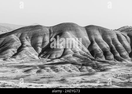 Schwarz-weiß Foto eines der welligen Hügeln in Painted Hills Stockfoto