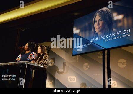 West Hollywood, Vereinigte Staaten. 11 Dez, 2019. Schauspielerinnen Danai Gurira (L) und America Ferrera verkünden Nominierungen auf der Bühne für die 26. jährlichen SAG Awards im Pacific Design Center in West Hollywood, Kalifornien am Mittwoch, 11. Dezember 2019. Die Gewinner werden im Rahmen einer national live Simulcast auf TNT und TBS am Sonntag, 19. Januar 2020 bekannt gegeben. Foto von Jim Ruymen/UPI Quelle: UPI/Alamy leben Nachrichten Stockfoto