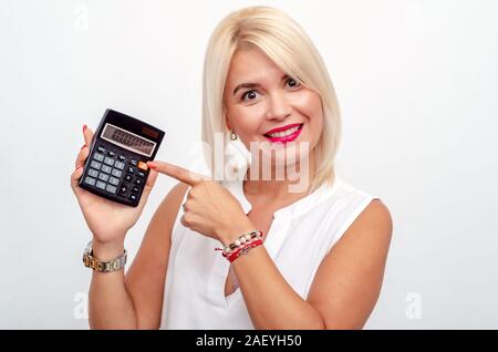 Glückliche Frau zeigt mit dem Finger auf eine große Anzahl an einem Rechner. Gewinn steigern, erfolgreichen Vertrieb. Stockfoto