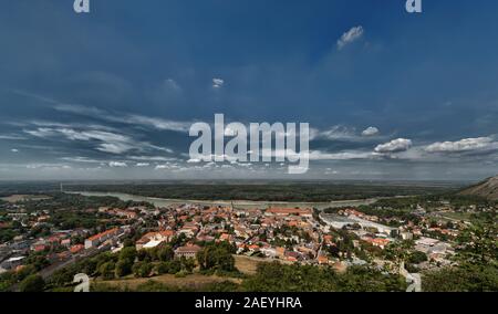 Die Stadt Hainburg ist neben der Donau und Bratislava in der Slowakei und 50 km östlich von Wien. Stockfoto