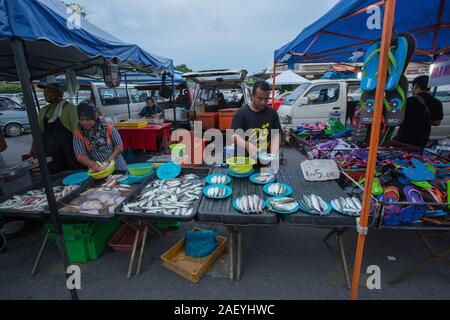 Lokale Verkäufer verkaufen Fische an ihre Stände in Langkawi Night Market (Malaysia) Stockfoto