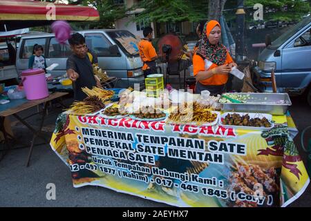 Lokale Frau verkaufen verschiedene Fleisch (gekocht) in ihrem Stall in Langkawi Nacht Markt Stockfoto