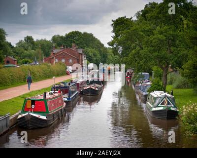 Günstig narrowboats an fradley Kreuzung auf der Trent und Mersey Canal Stockfoto