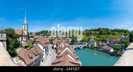 Bern, Schweiz - Juli 19, 2019: Panoramablick von Bern mit der Brücke Untertor Brücke über die Aare, Bern, Schweiz Stockfoto