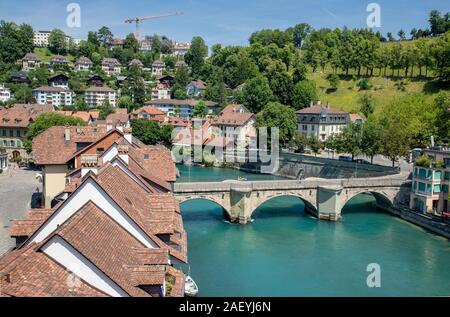 Bern, Schweiz - Juli 19, 2019: Panoramablick von Bern mit der Brücke Untertor Brücke über die Aare, Bern, Schweiz Stockfoto